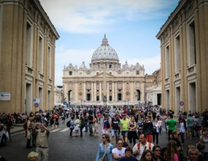 Davy turistů denně navštíví Vatikán.